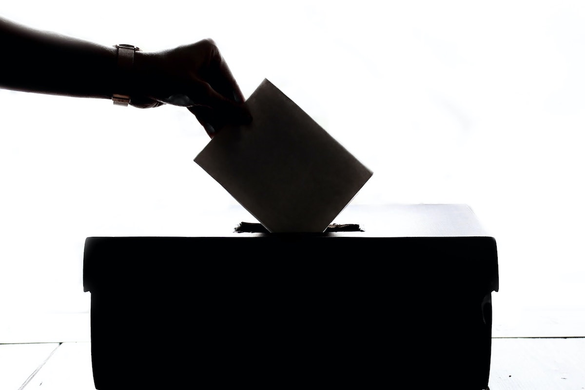 QAnon Voting Clerk Suspected Of Stealing Voting Equipment - Vimarsana News