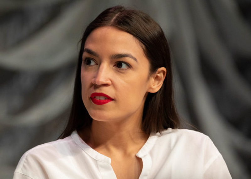 AOC ruft Trump-Homan Bluff heraus