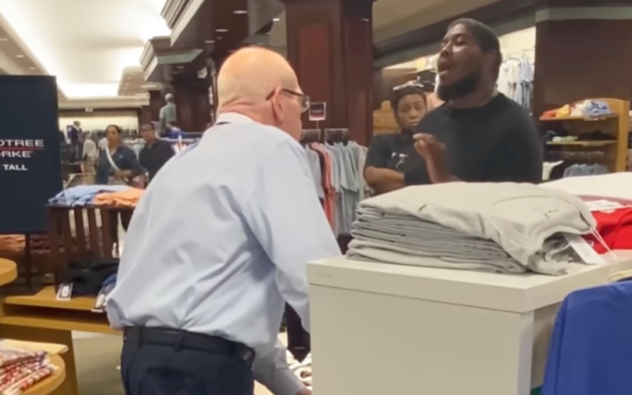 Black Man Confronts Racist Store Employee In The Most Graceful Way Possible - Vimarsana News