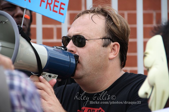 Alex Jones Phone Texts Show Off His Pathetic Life - Vimarsana News